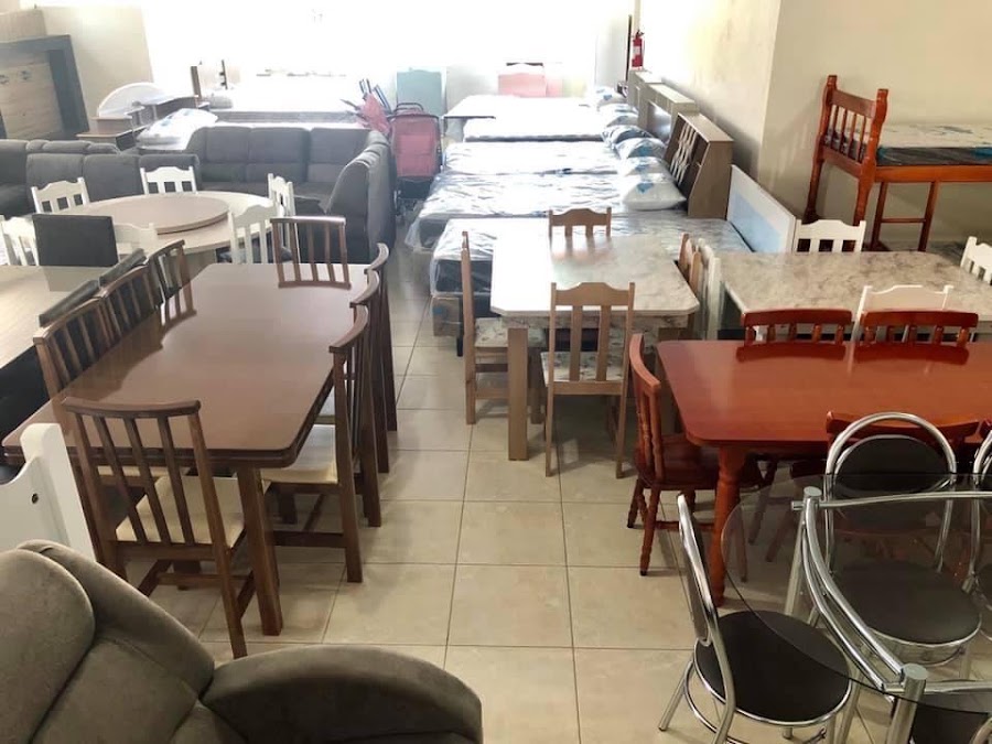 Mesas, cadeiras, sofás e camas expostos na loja Vinilar de Papanduva